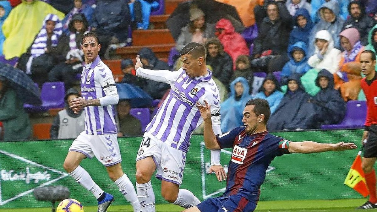 El azulgrana Escalante impide que el blanquivioleta Alcaraz progrese con el balón, ante la presencia de su compañero Calero.-J. M. LOSTAU