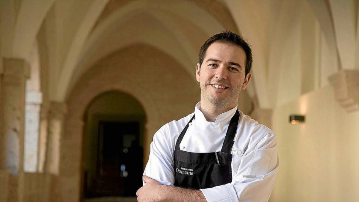 El cocinero PabloMontero en el claustro del monasterio que acoge su restaurante-FERRÁN NADEU