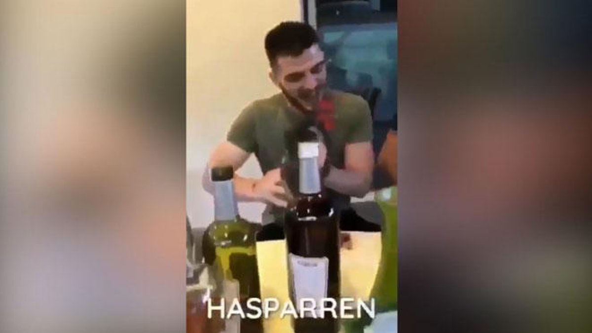 Un pelotari arranca la cabeza a un gallo de un mordisco.-