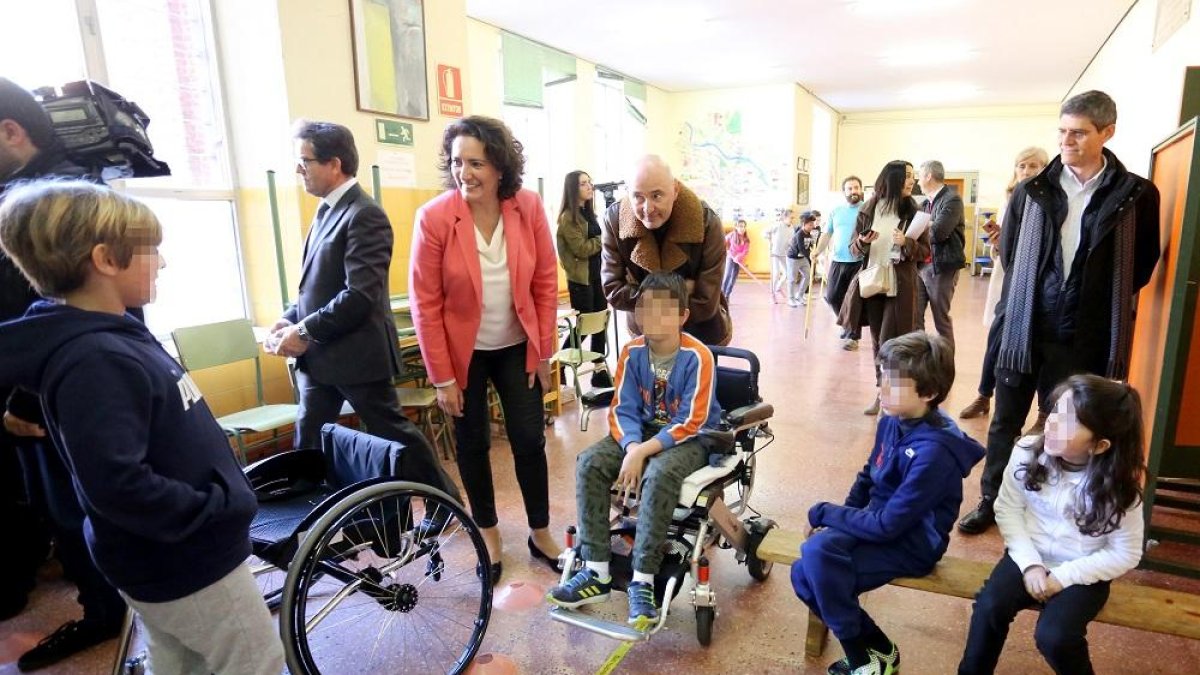 La consejera de Cultura y Turismo, María Josefa García Cirac, presenta el proyecto 'Tiempos Paralímpicos', en el colegio García Quintana-ICAL