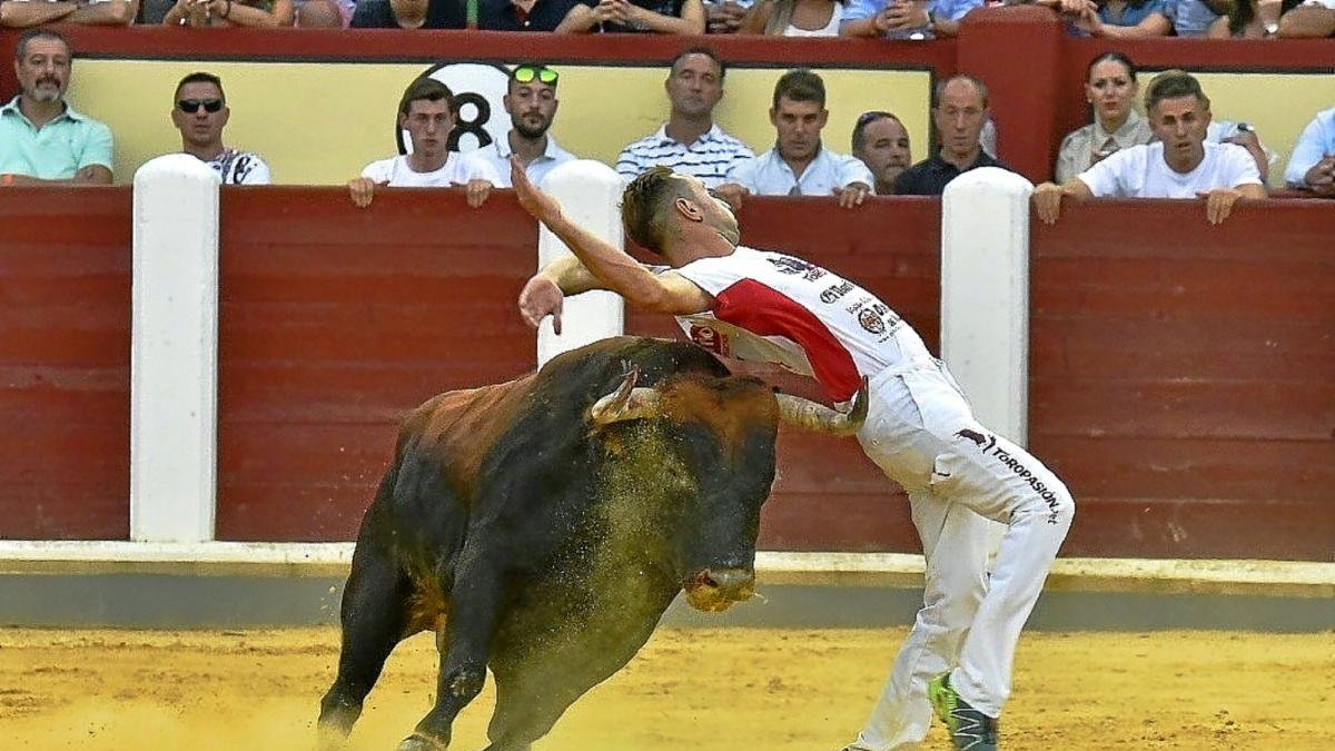 Espectacular y ceñido embroque de Pablo Martín ante el astado.-JOSÉ SALVADOR