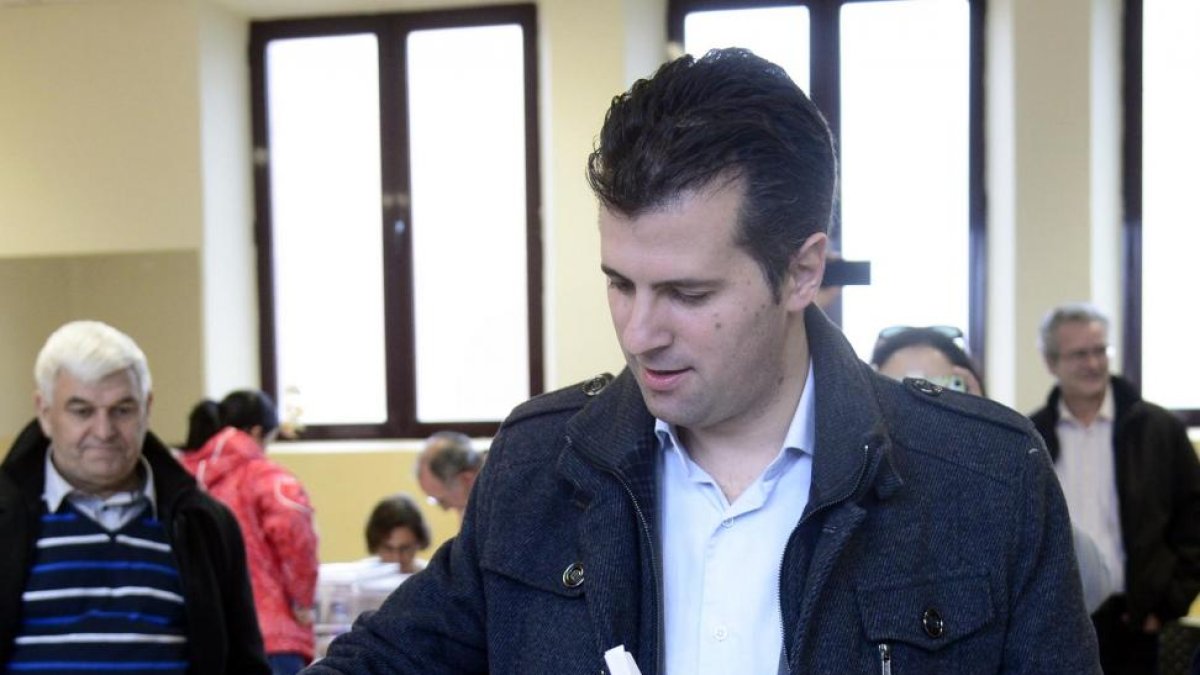 El secretario regional del PSCyL, Luis Tudanca, votò en el barrio de Villimar, Burgos-ICAL