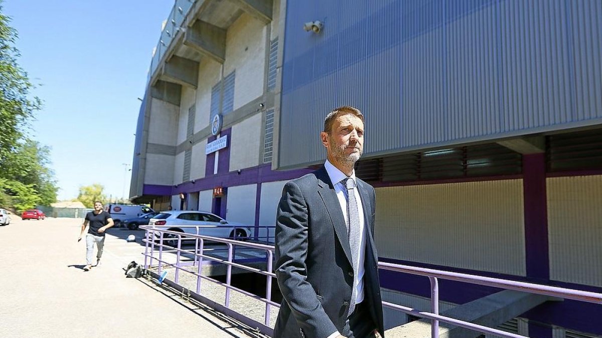 Carlos Suárez abandona las oficinas del estadio Zorrilla en una imagen de 2019.