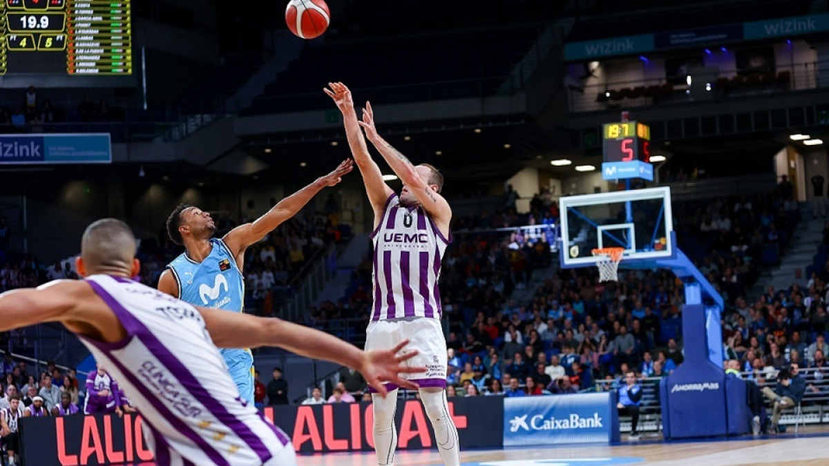 Devin Schmidt lanza en suspensión en el WiZink Center donde el UEMC Real Valladolid forzó la prórroga y acabó imponiéndose. EL MUNDO