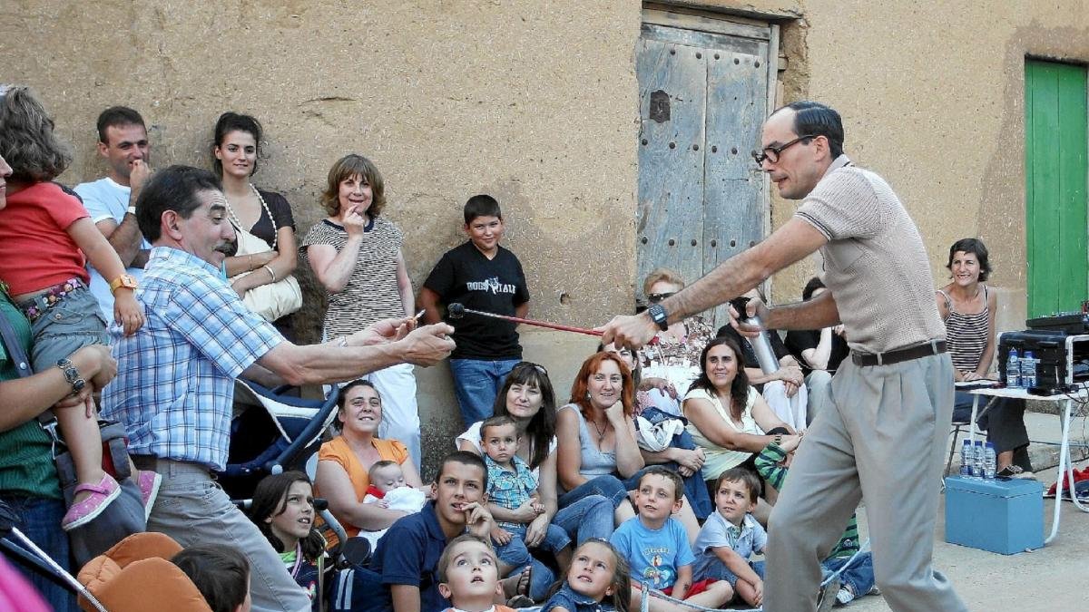 El humor inundará las calles de Urones en la edición de este año.-J. M. LOSTAU