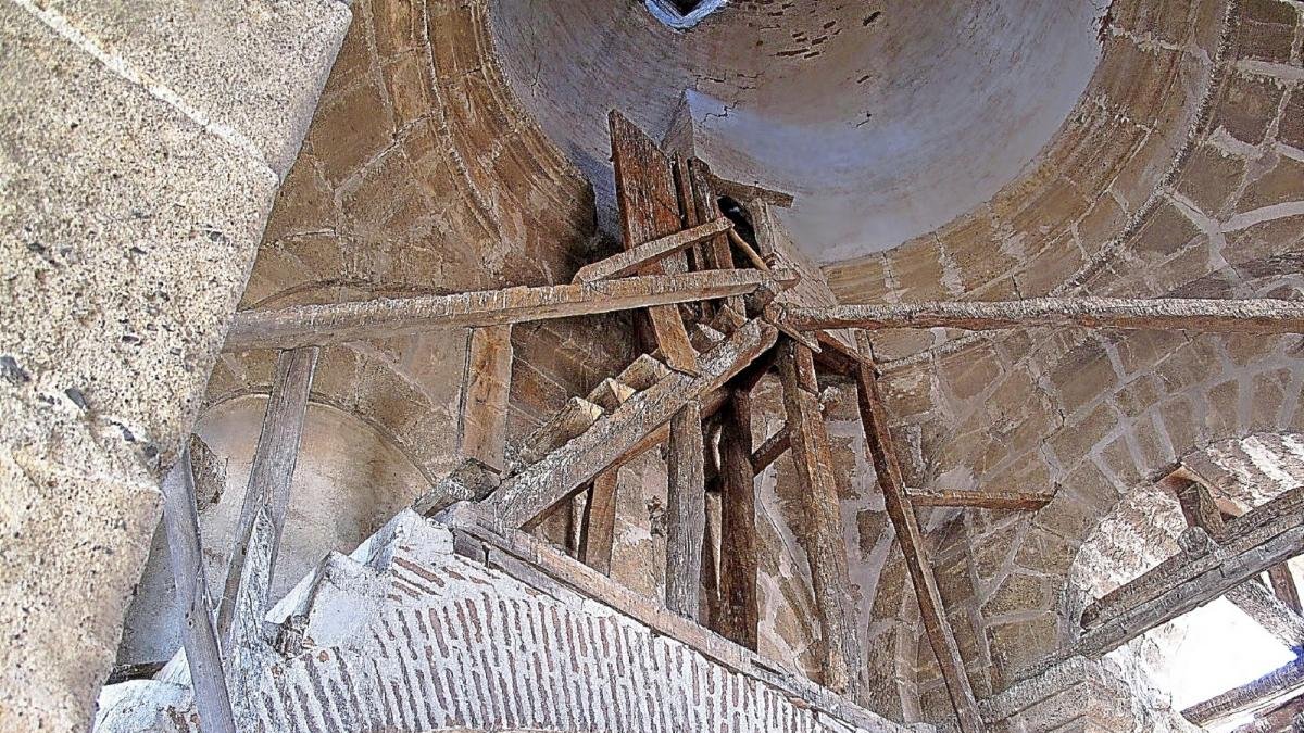 Estructura interior de la torre de Los Santos Juanes de Nava.-EL MUNDO