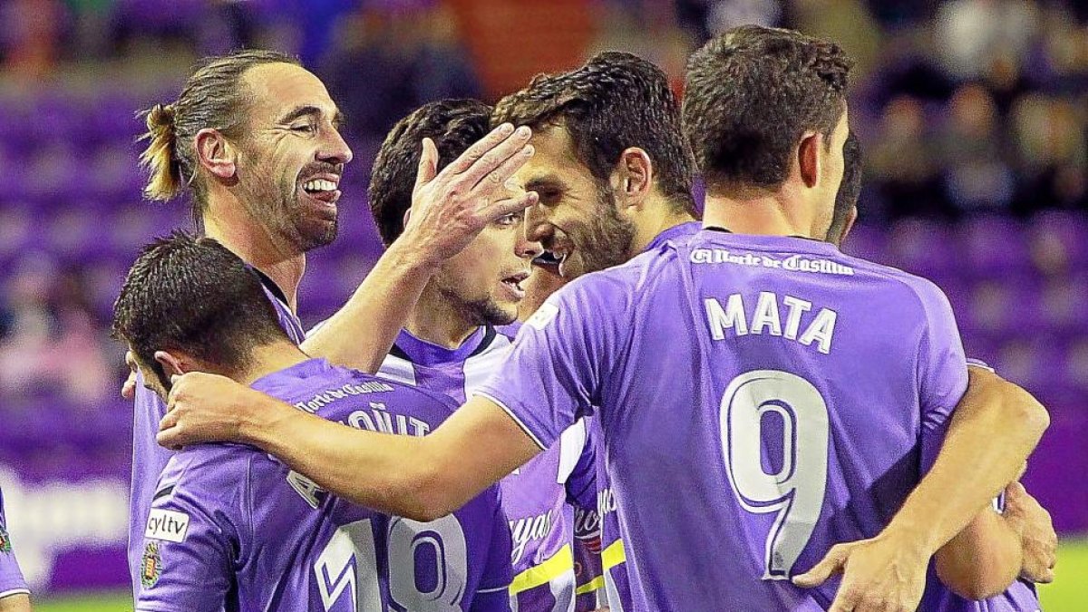 Jugadores blanquivioleta festejan uno de los goles del Real Valladolid al Lorca.-J.M. LOSTAU