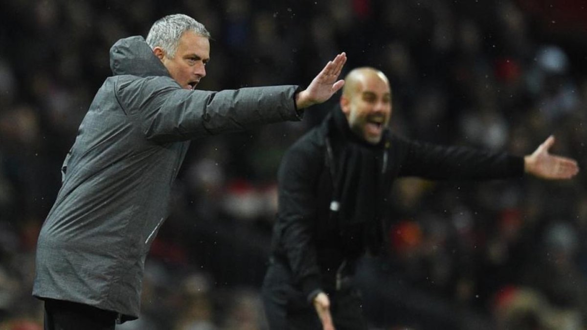 Mourinho y Guardiola dan instrucciones en el derbi.-OLI SCARFF
