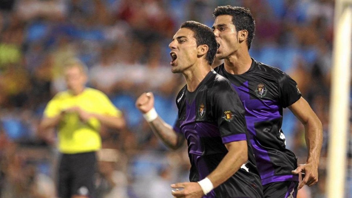 Óscar González celebra el gol con Guerra en agosto de 2012.-EL MUNDO