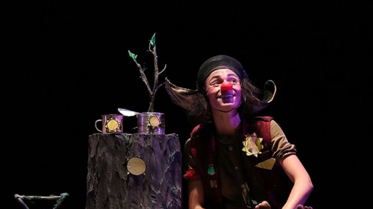 La actriz Natalia Puente de Luciernagas Teatro en su trinchera-EL MUNDO
