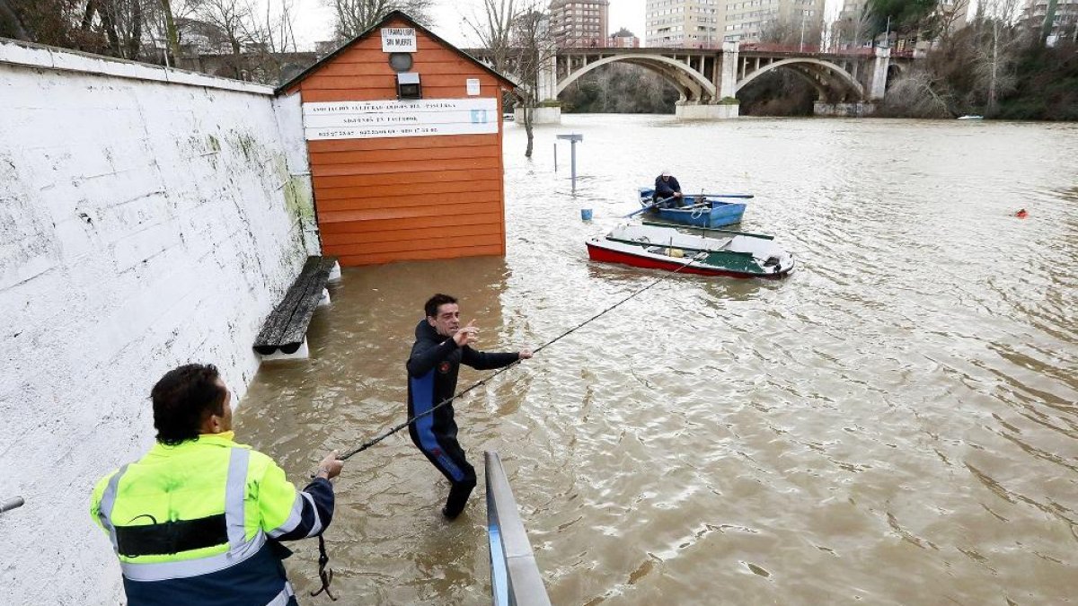 La crecida del Pisuerga obligó ayer a retirar del agua embarcaciones ante el riesgo de que quedaran a la deriva.-J.M. LOSTAU