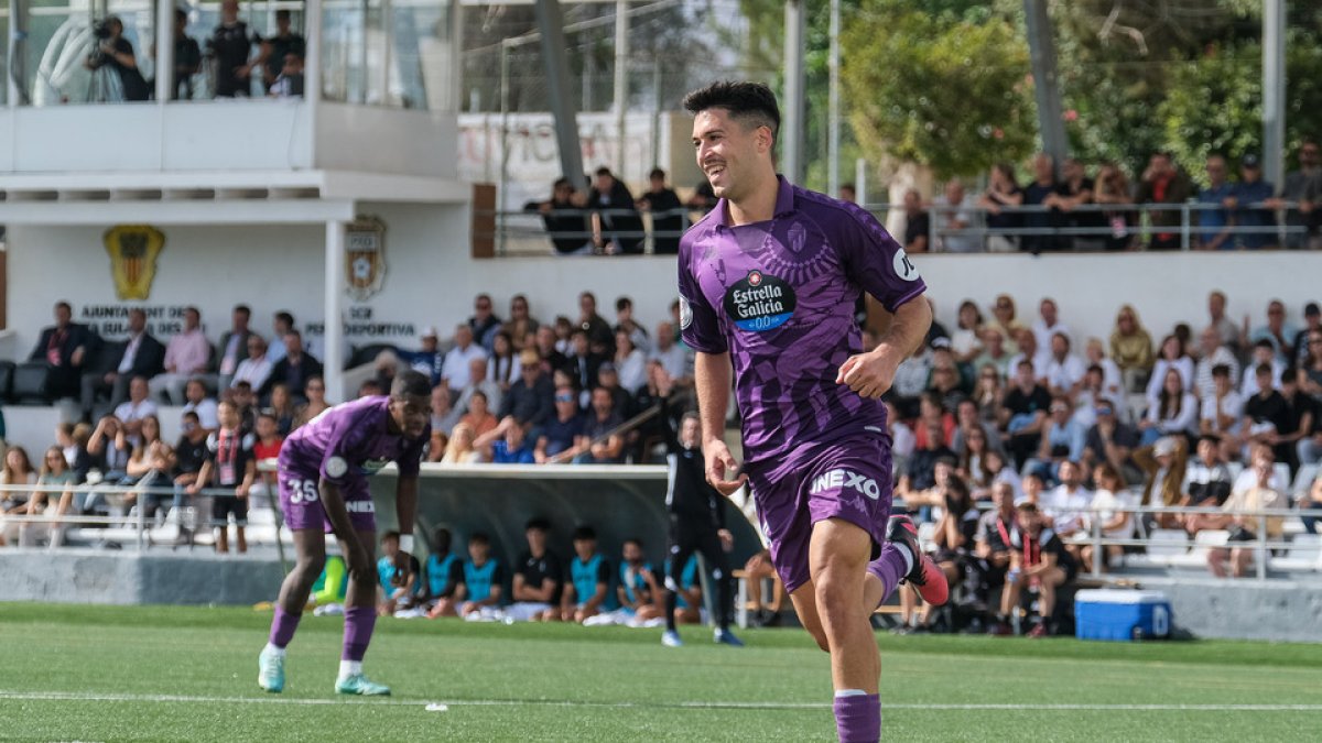 Meseguer celebra uno de los tantos en Ibiza. / S. GARCÍA