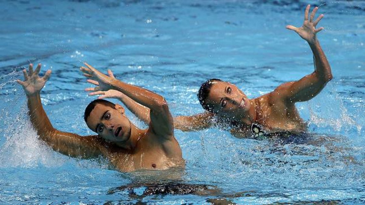 Gemma Mengual y Pau Ribes, durante su actuación en las preliminares de dúo libre mixto en los Mundiales de natación que se disputan en Kazán (Rusia).-Foto: EFE / ALBERTO ESTÉVEZ