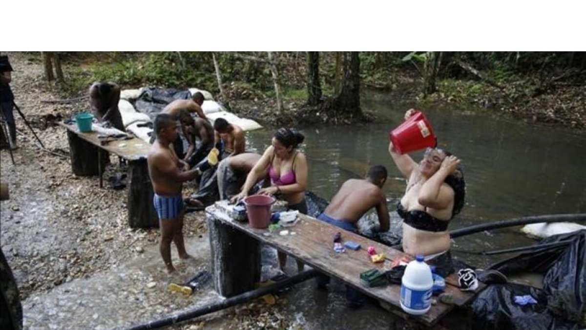 Guerrilleras de las FARC se asean en un campamento en la selva, el pasado 11 de agosto.-FERNANDO VERGARA / AP