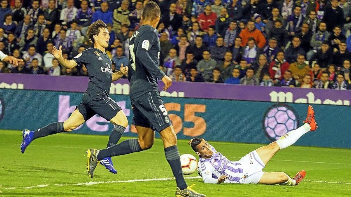 Guardiola remata en el suelo ante Odriozola y Varane.-P. REQUEJO