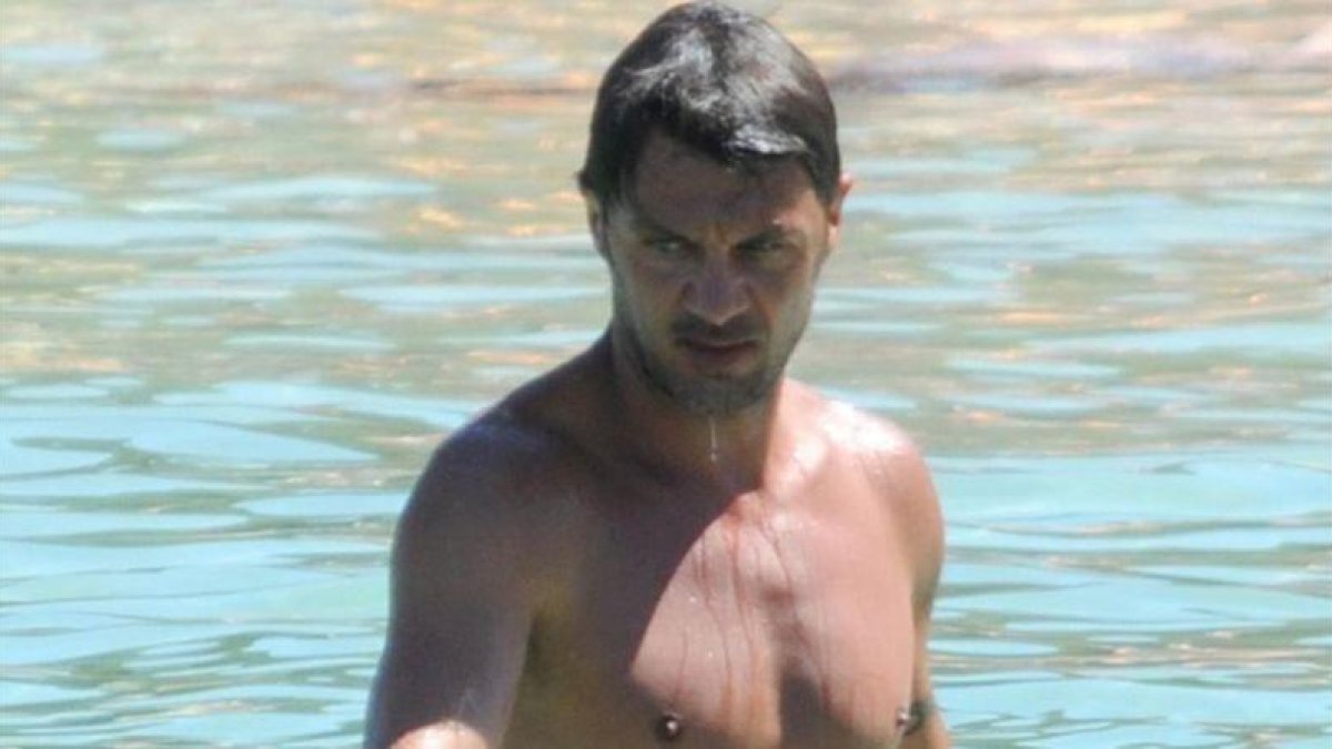 Paolo Maldini presume de forma física en las playas de Eivissa.-GTRES