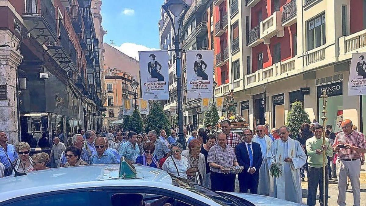 Un taxista recibe la bendición de San Cristóbal en la Plaza Mayor.-EL MUNDO
