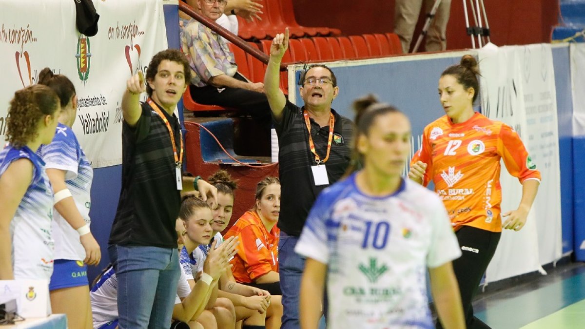 Miguel Ángel Peñas y su ayudante parecen enseñar el camino de portería con O'Mullony en primer plano. / JM LOTAU