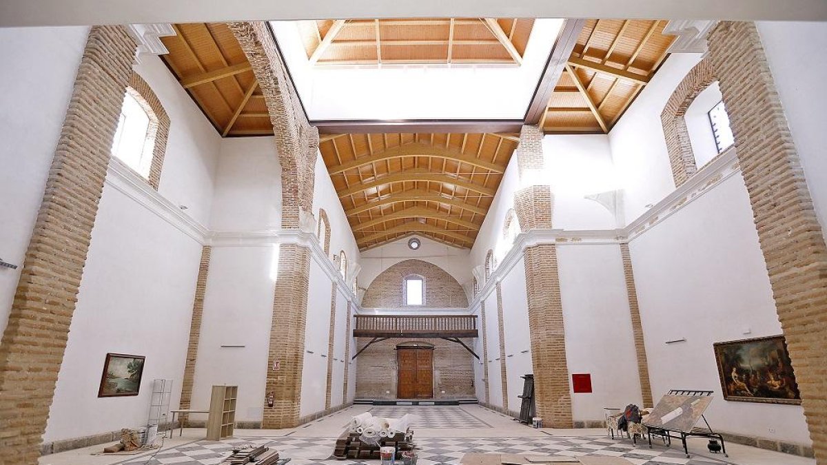 Vista interior de la iglesia de la Orden Tercera de San Francisco, donde se ultiman los trabajos de restauración.-J.M. LOSTAU