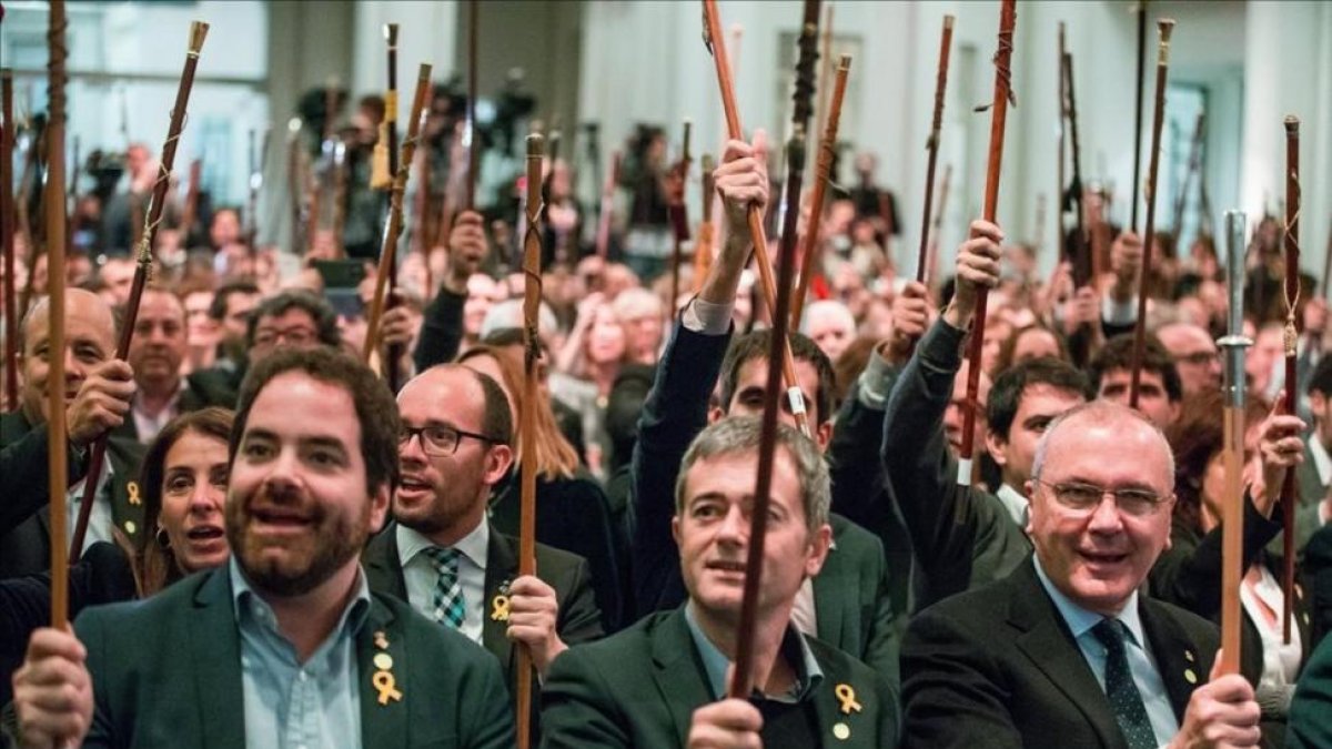 Varios alcaldes saludan al expresidente Puigdemont, fuera de la imagen, en Bruselas.-STEPHANIE LECOCQ