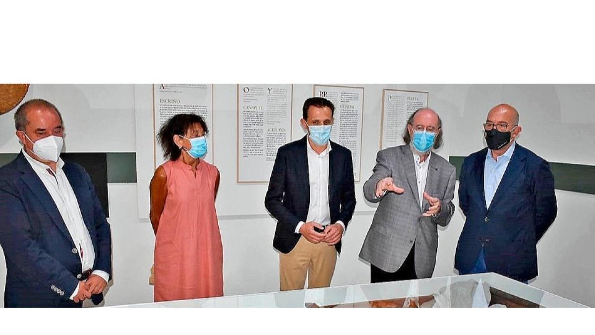 Elisa Delibes, Conrado Íscar, Joaquín Díaz y Jesús Julio Carnero ayer, en la inauguración de la muestra. - EL MUNDO
