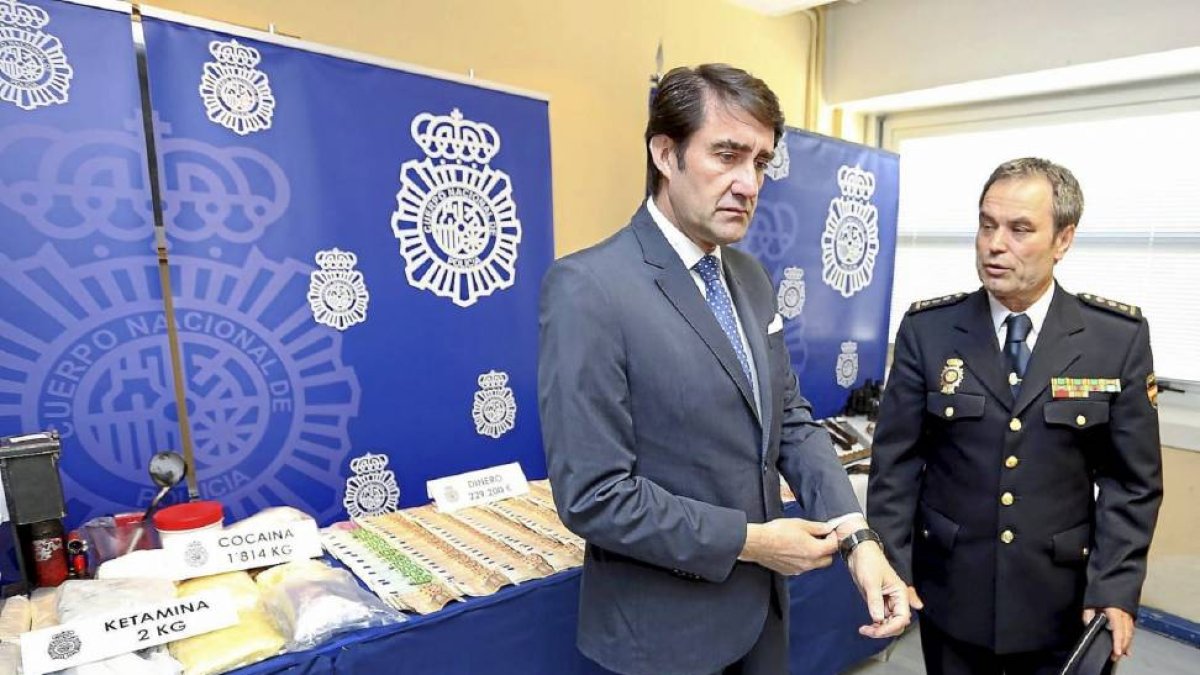 Suárez-Quiñones y el comisario provincial López Canedo, ante la droga y las armas incautadas.-ICAL