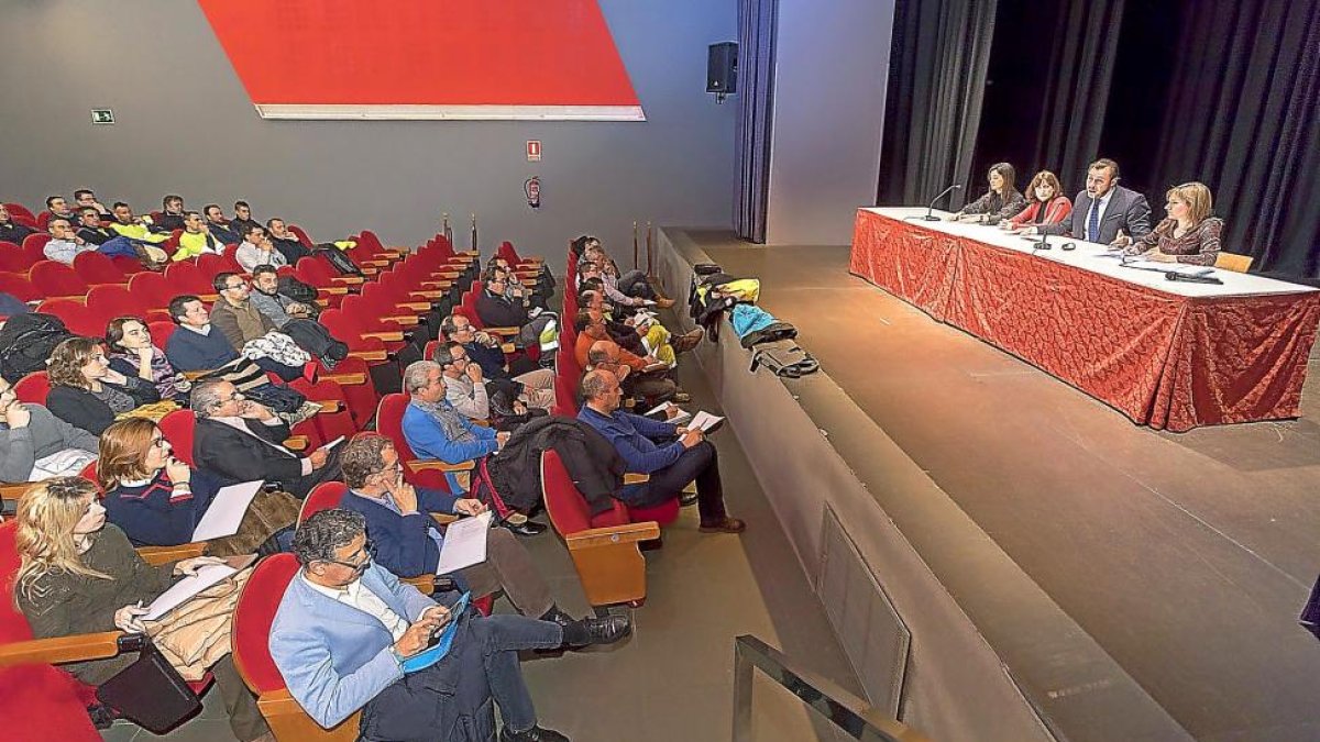Asamblea celebrada ayer de los trabajadores de Aguas de Valladolid con el alcalde, la concejal María Sánchez y dos técnicos.-PABLO REQUEJO