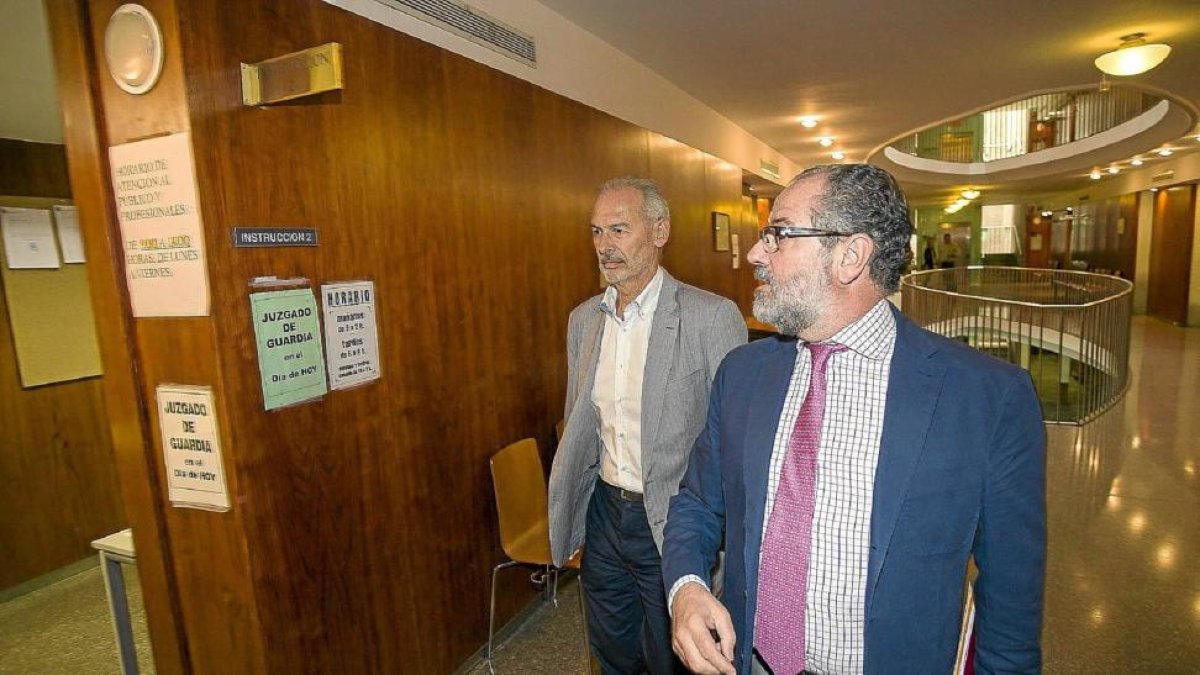 Antonio Bernardo Samaniego junto a su abogado, Jesús García Verdugo, derecha, el día de su declaración.-PABLO REQUEJO /PHOTOGÉNIC