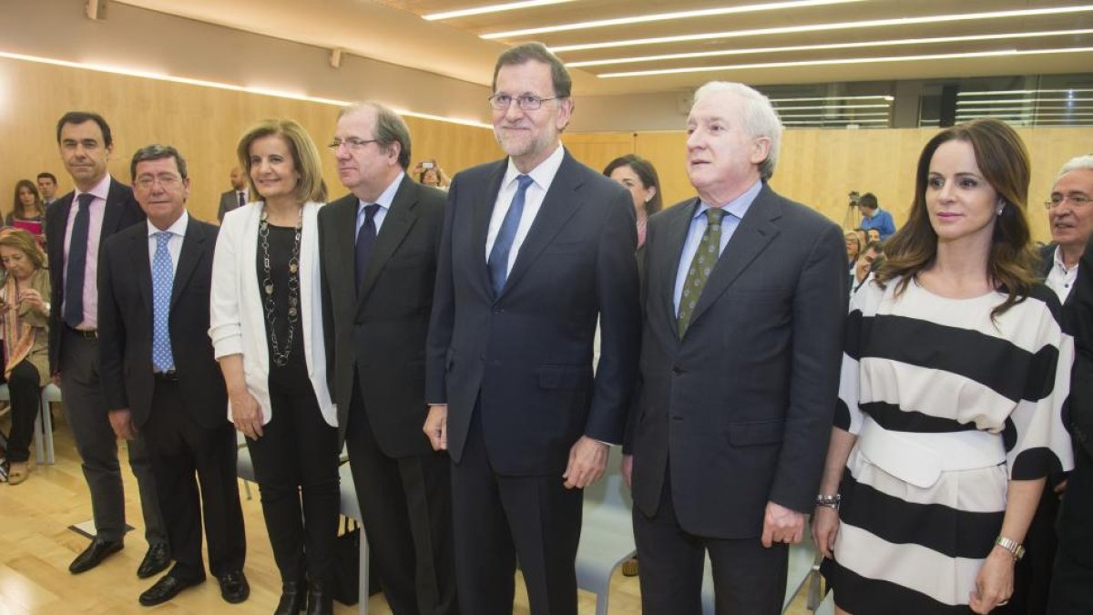 Mariano Rajoy, junto a la ministra de Empleo y Seguridad Social, Fátima Báñez, el presidente regional, Juan Vicente Herrera, el vicesecretario de Organización y Electoral del PP, Fernando Martínez-Maillo, y el presidente de Promecal, Antonio Méndez Pozo,-ICAL