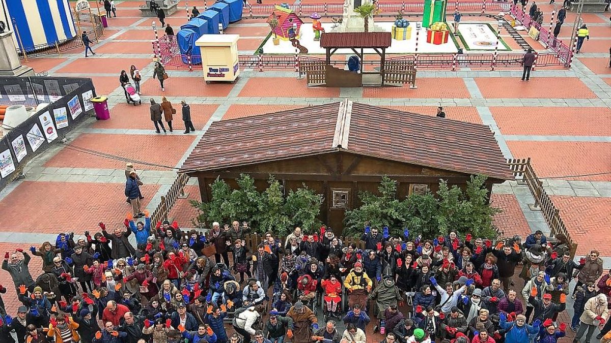 Los asistentes a la celebración en la tradicional foto desde el balcón del Ayuntamiento en la plaza Mayor de Valladolid.-E. M.