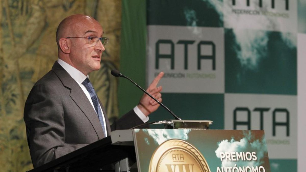 El presidente de la diputación de Valladolid, Jesús Julio Carnero, durante su intervención tras recoger el premio premio ATA, Autónomos 2015, por su Plan Impulso. entregado por el presidene de ATA, Lorenzo Amor y la ministra de Empleo, Fatima Bañez.-Ical