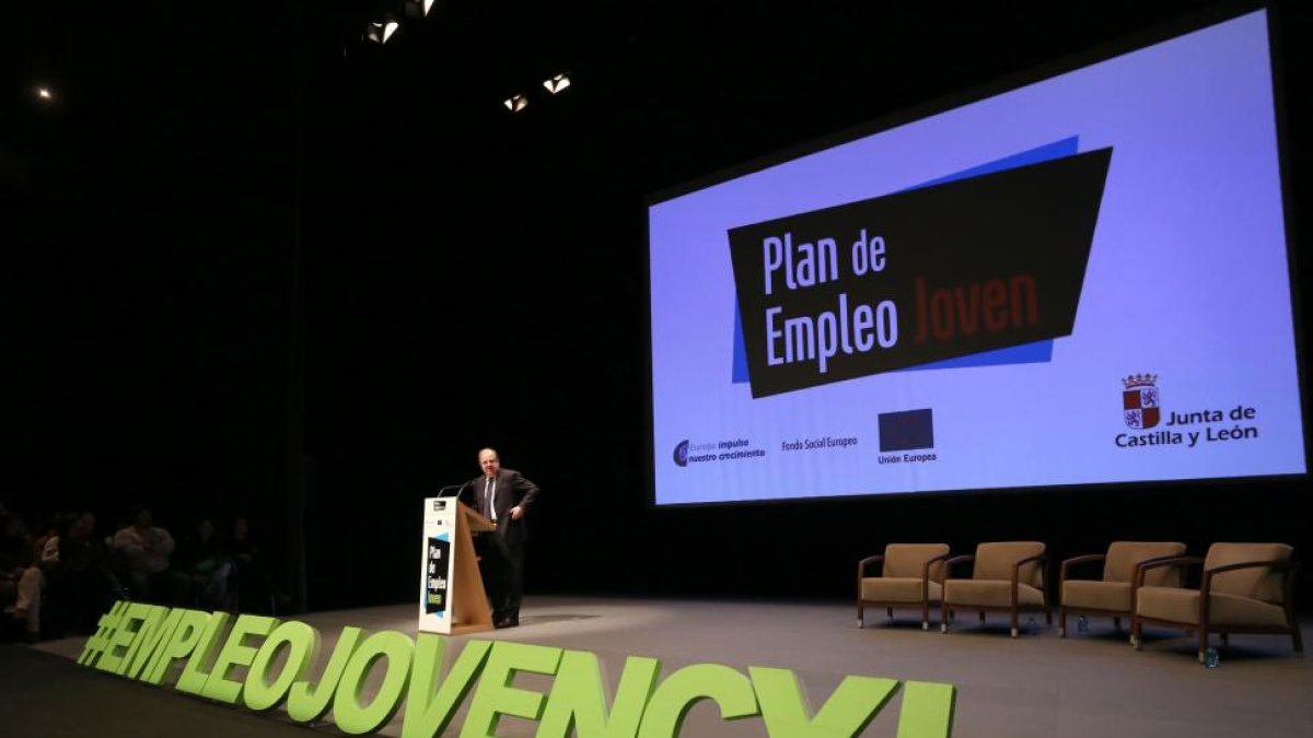 El presidente de la Junta de Castilla y León, Juan Vicente Herrera, clausura el acto de presentación del Plan de Empleo Joven.-ICAL