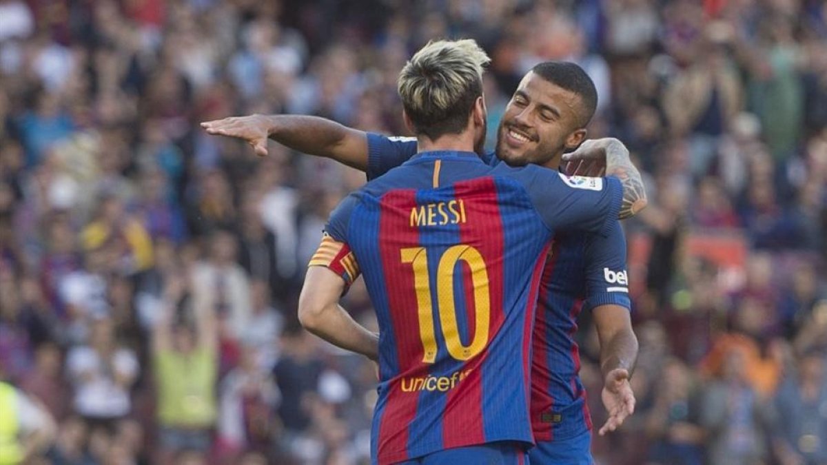 Rafinha felicita a Messi por el cuarto gol al Deportivo, en el Camp Nou.-JORDI COTRINA