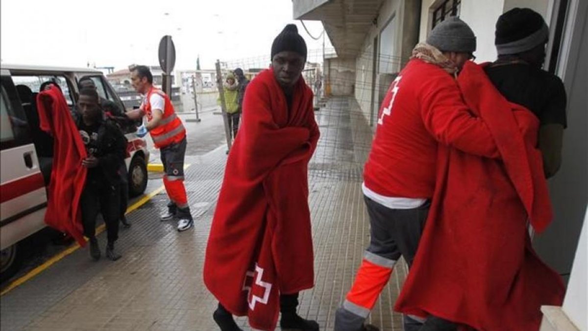 Algunos de los inmigrantes que han llegado a la costa de Tarifa este sábado.-EFE