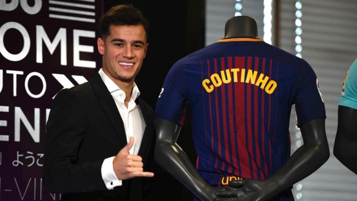 Philippe Coutinho se ha mostrado muy sonriente durante su presentación como jugador del Barça.-JORDI COTRINA