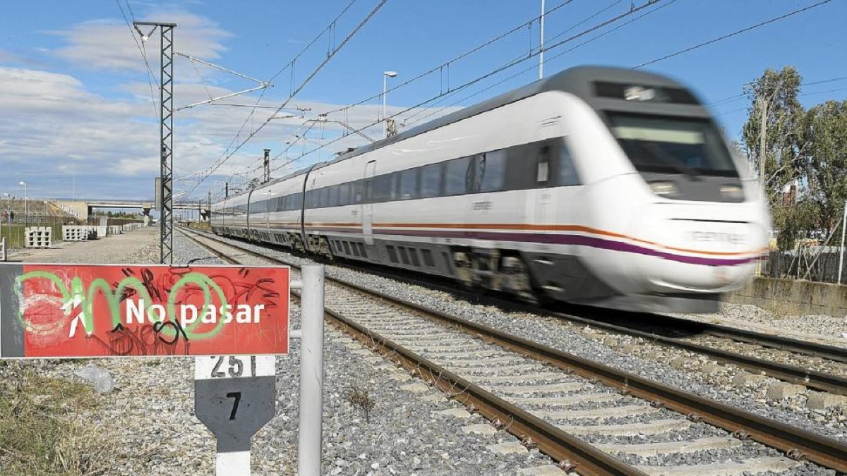 Un tren pasa por el apeadero de la Universidad.-Wellington Dos Santos