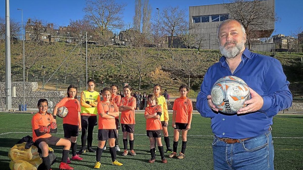 Jacinto Santos (arriba, con 15 años, vistiendo la camiseta del Corberó-Góndola) posa en los campos de Parquesol con algunas de las jugadoras de la cantera del club naranja.-M.Á. SANTOS
