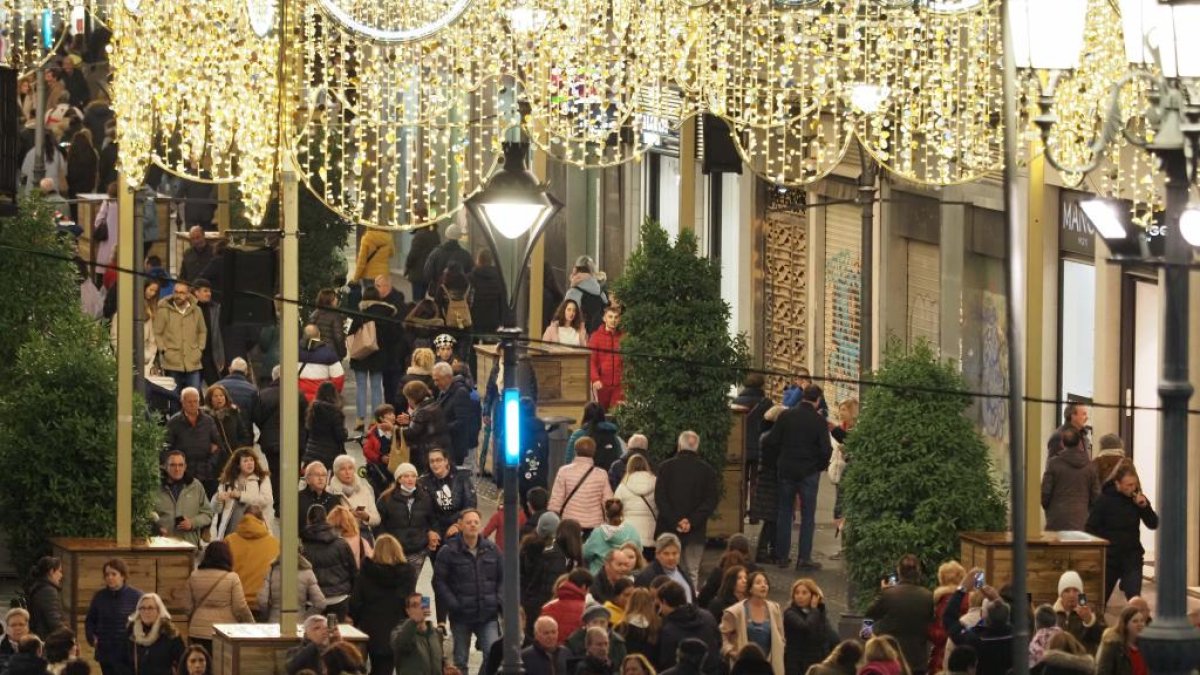 Imagen de archivo de gente paseando en Navidad.-PHOTOGENIC.