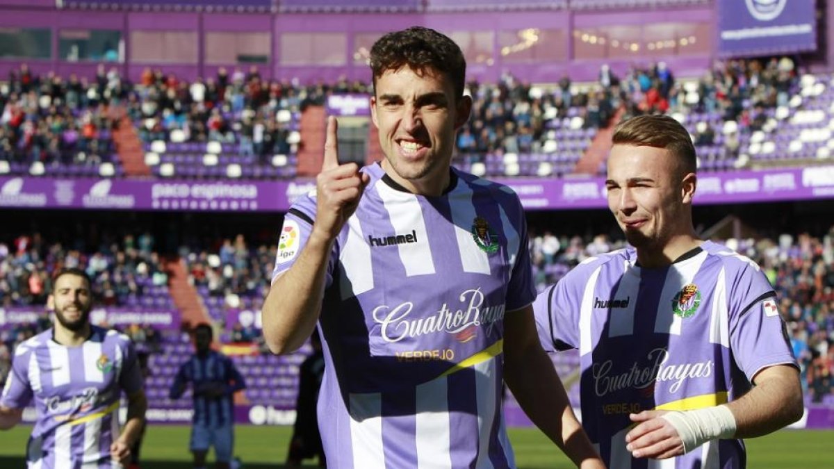 Jaime Mata celebra el único gol del partido, con Ontiveros al lado para felicitarle.-J.M. LOSTAU