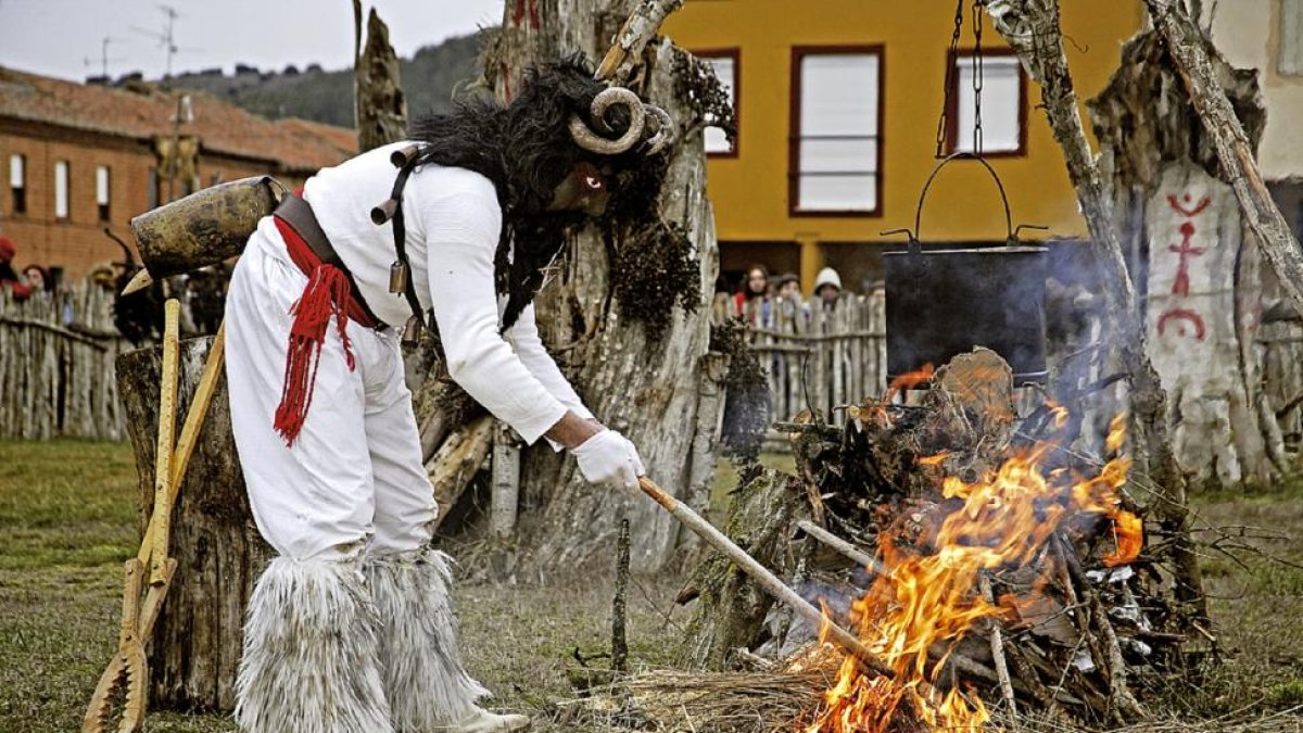 Uno de los personajes del carnaval de Alija del Infantado.-DESTINO LEÓN