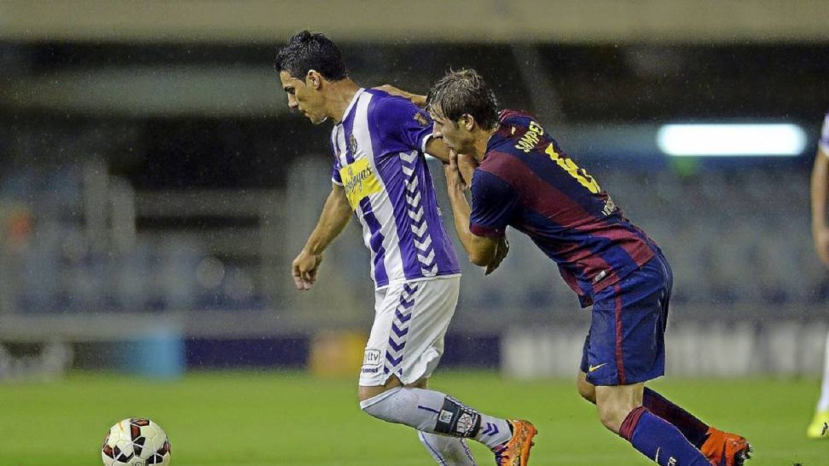 Óscar es agarrado por Samper en el partido frente al Barcelona B disputado el pasado martes.-PHOTO-DEPORTE