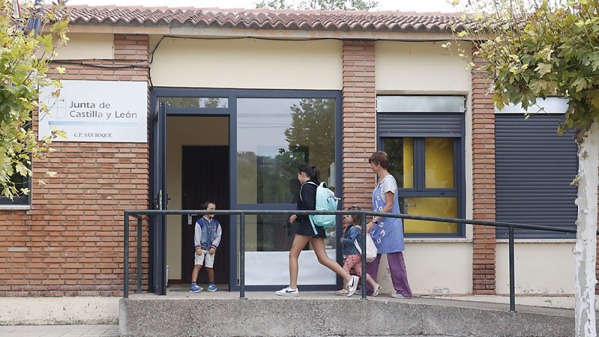 07/09/2023. Cogeces de Íscar (Valladolid). Inicio del colegio en Cogeces de Íscar (Valladolid). PHOTOGENIC/ CARLOS LLORENTE