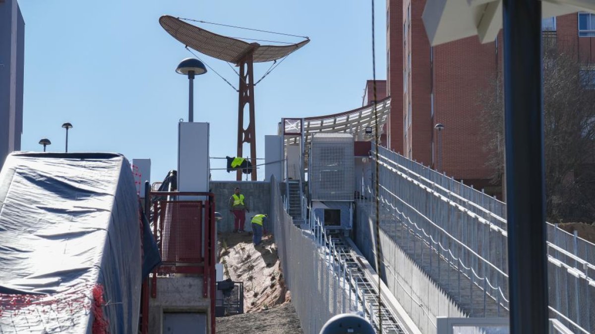 Remates en el ascensor norte de Parquesol en ValladolId.-J. M. LOSTAU