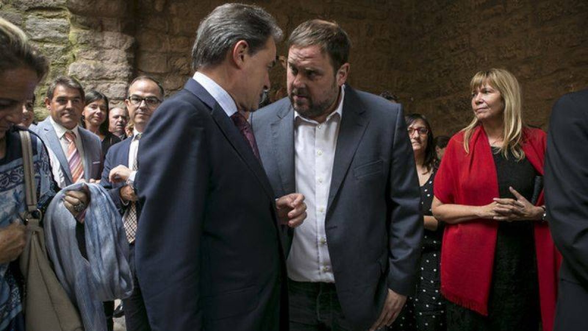 Artur Mas y Oriol Junqueras hablan durante un acto del Tricentenario, el domingo en Cardona.-Foto: JOAN CORTADELLAS