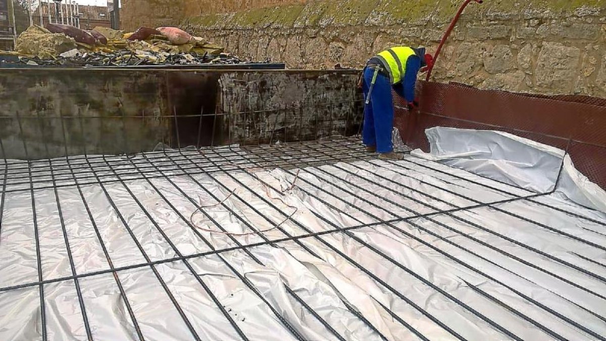 Un operario durante los trabajos de rehabilitación en el exterior del castillo.-D.V.