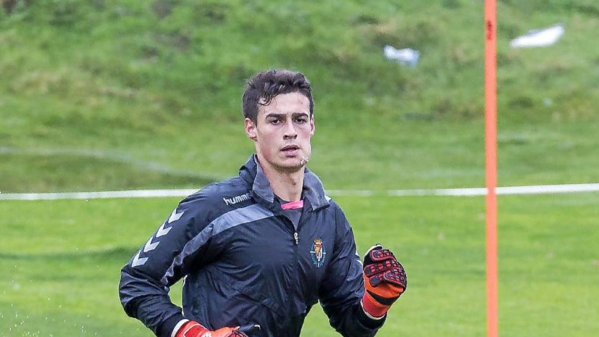 ASÍ DEJÓ CHULI LA CARA A KEPA. El portero del Real Valladolid volvió ayer a los entrenamientos, después de descansar el lunes y causar baja el martes. La cara de Kepa estaba tumefacta y con apósitos en el lugar donde el almeriense Chuli le clavó los tacos-Miguel Ángel Santos