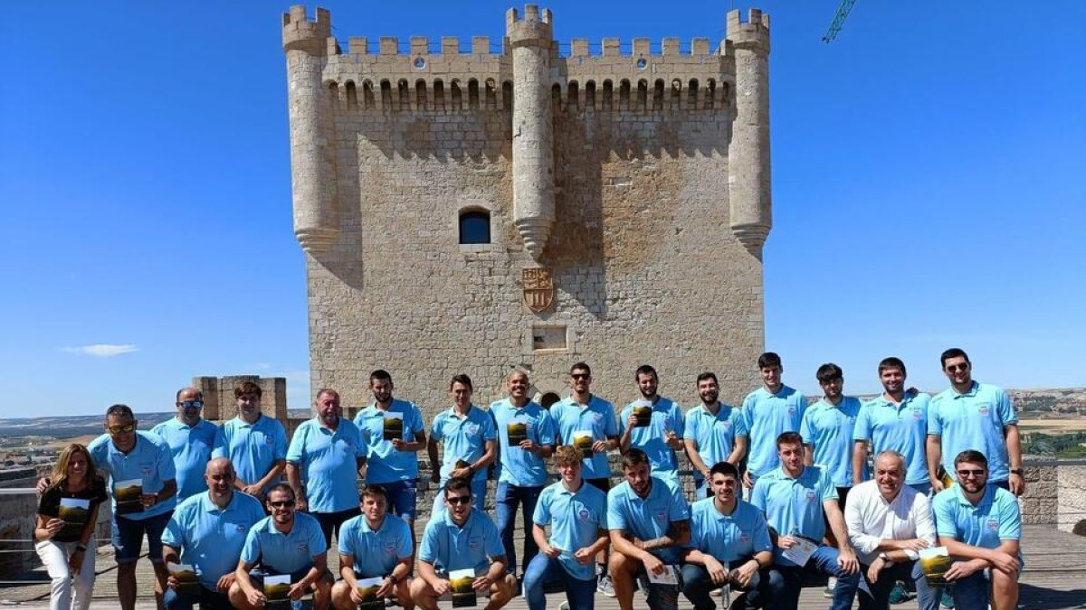 Foto de familia en el Museo del Vino en el Castillo de Peñafiel. / E. M.