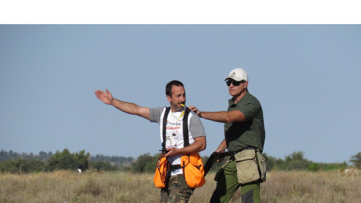 El adiestrador zamorano Jesús Barroso dirigiendo a un alumno durante un curso en Castillejo de Robledo. L. DE LA FUENTE