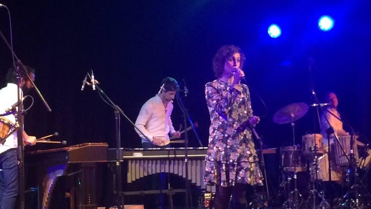 La cantante vallisoletana Vanesa Muela junto a los miembros de Odaiko, el pasado sábado en Aldeamayor.-