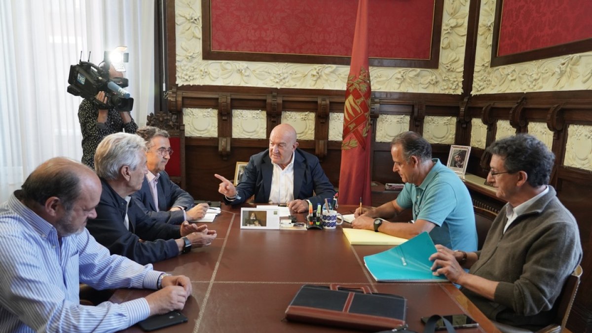Reunión del alcalde, Jesús Julio Carnero, con la Plataforma por el Soterramiento. / ICAL